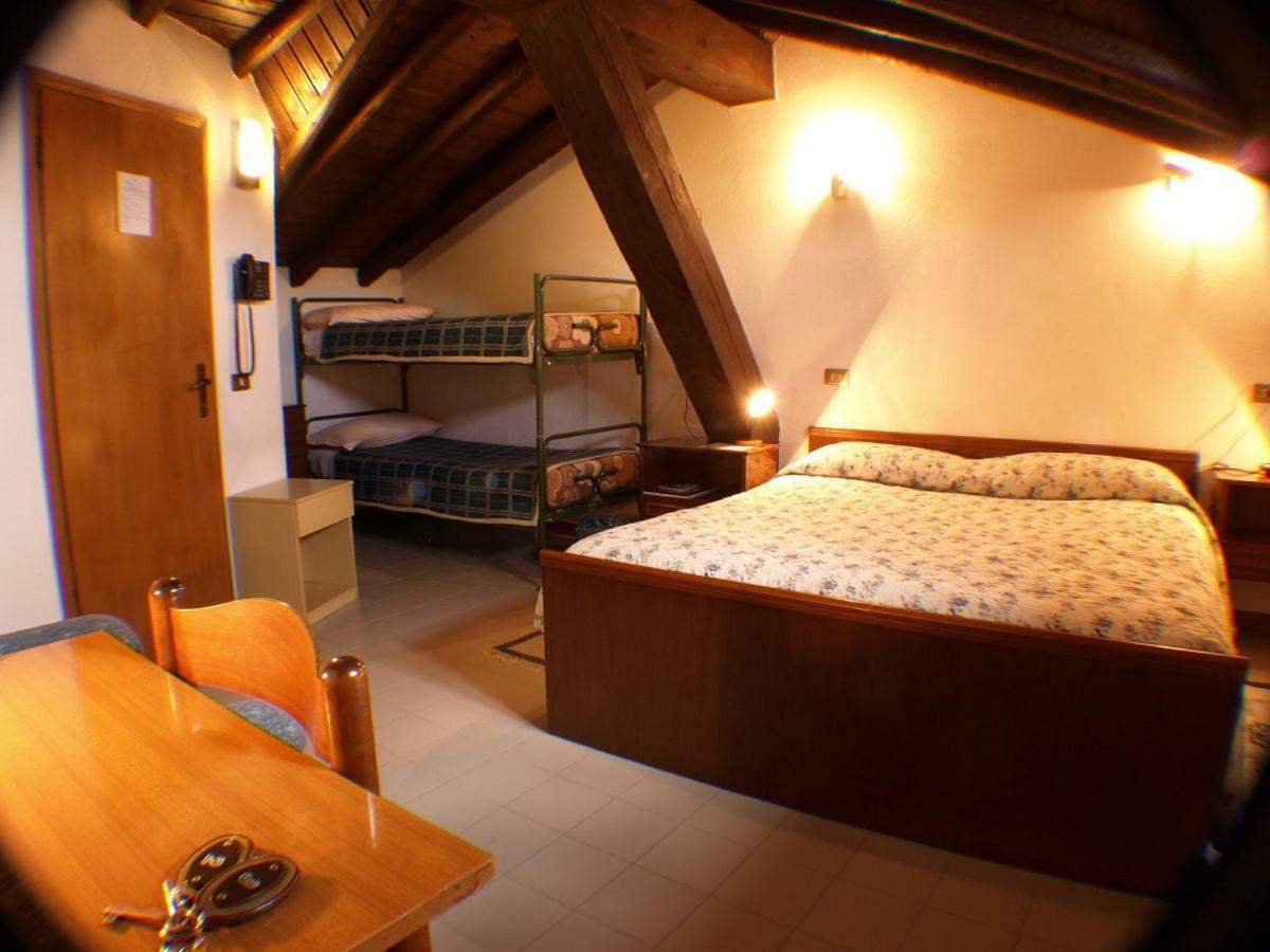 Hotel Rondanino Lanzo dʼIntelvi Екстериор снимка