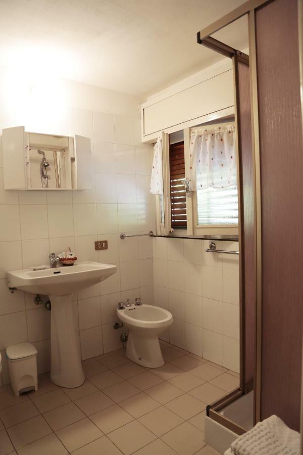 Hotel Rondanino Lanzo dʼIntelvi Екстериор снимка